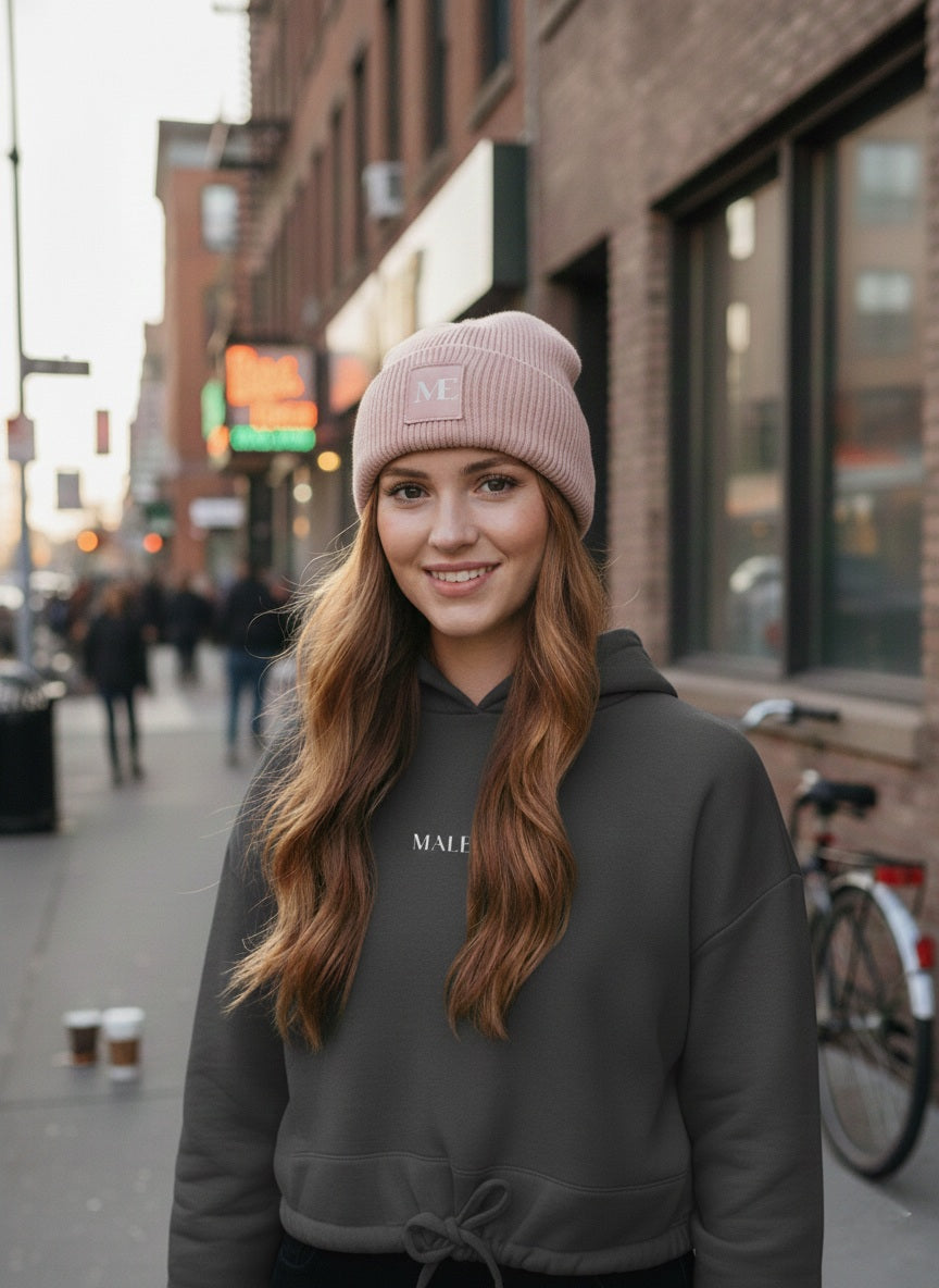 Frau mit Wintermütze in der Farbe Peach